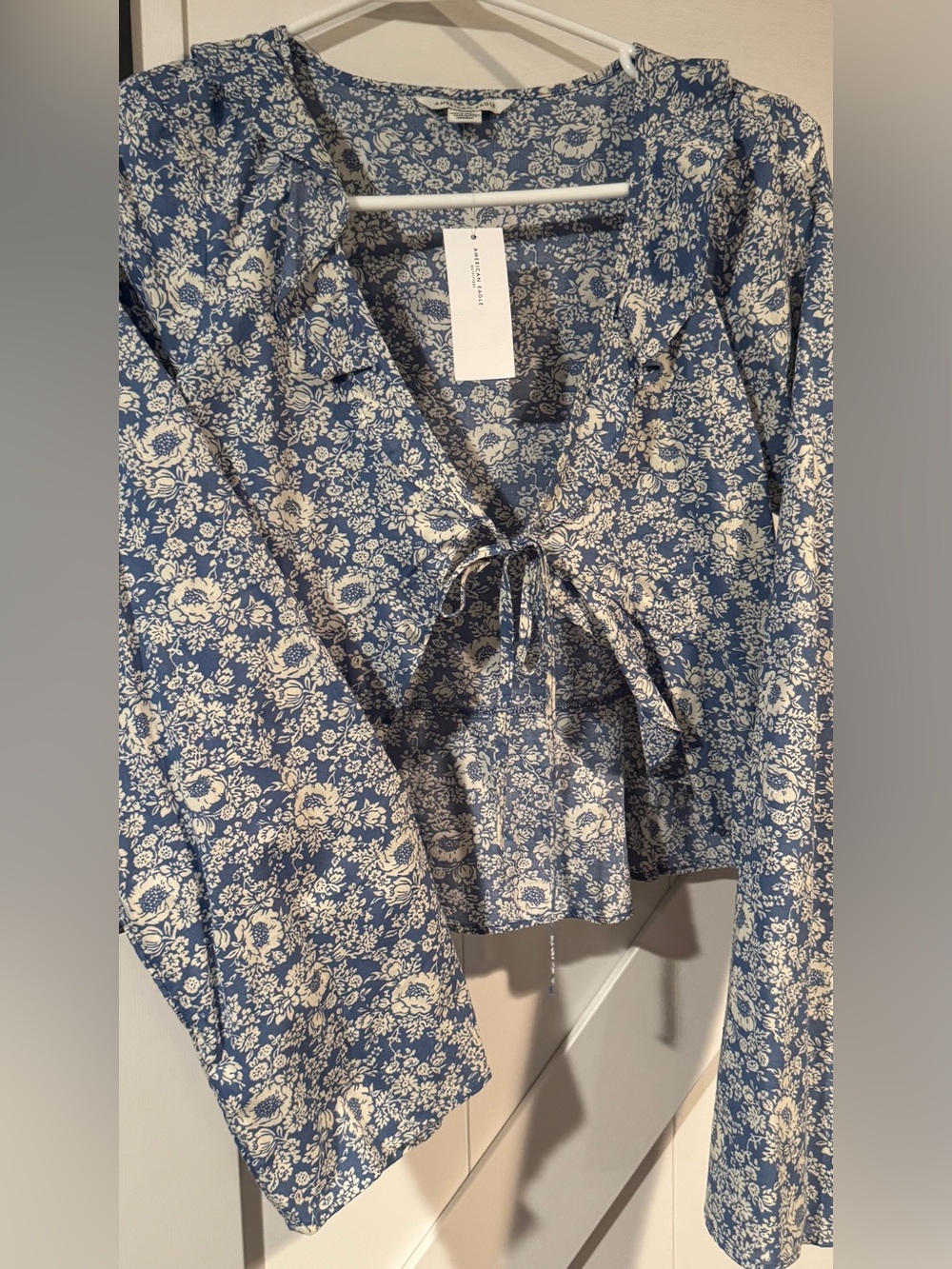 American Eagle NWT Blue Floral Tie-Front Blouse Size small